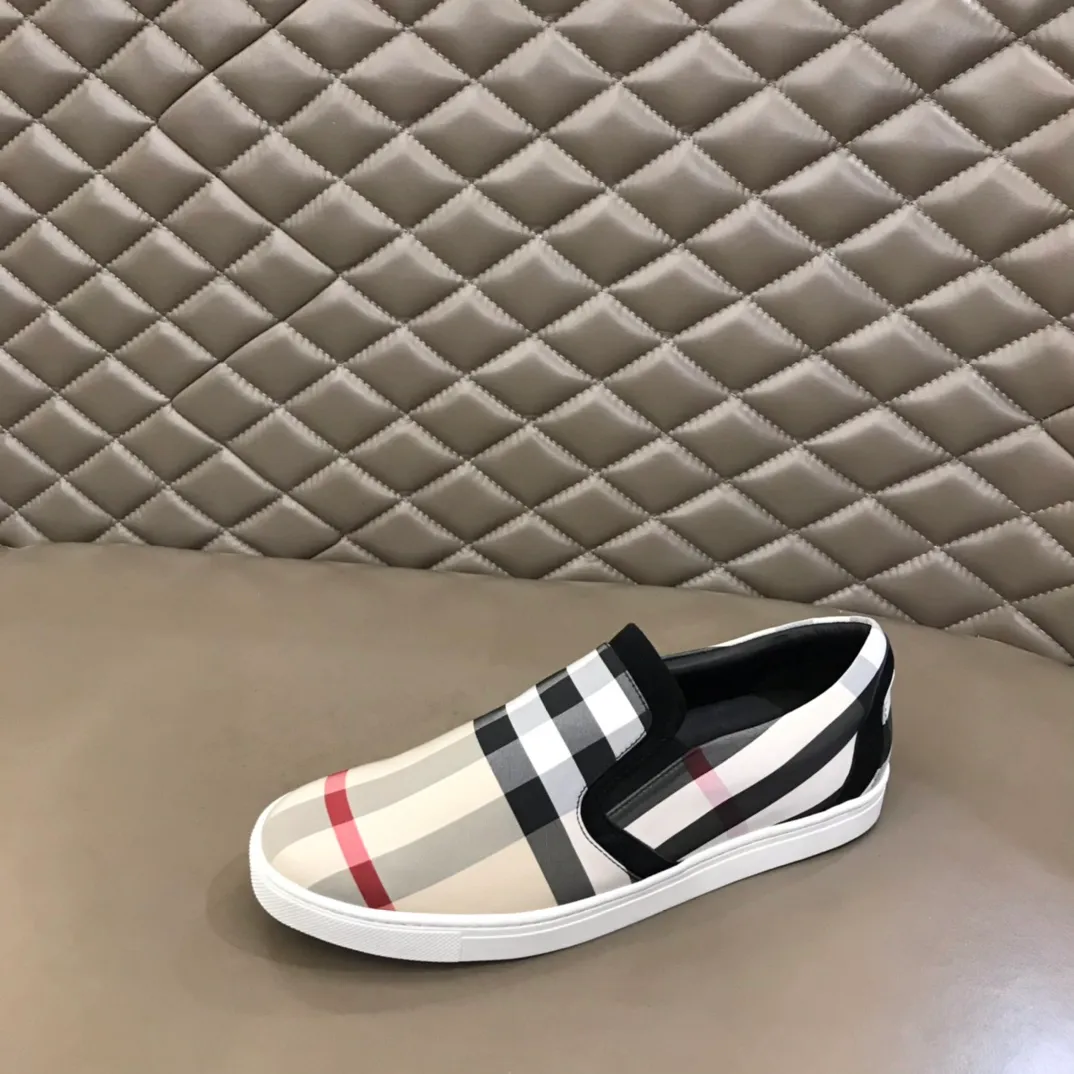 p340 "BURBERR*" men's classic low-top sneakers are reinterpreted in Vintage checkered cotton and matte calfskin, decorated with a new brand logo. First-layer sheepskin lining, embossed Burberry logo on the heel, and original TPU outsole! Size: 38-44